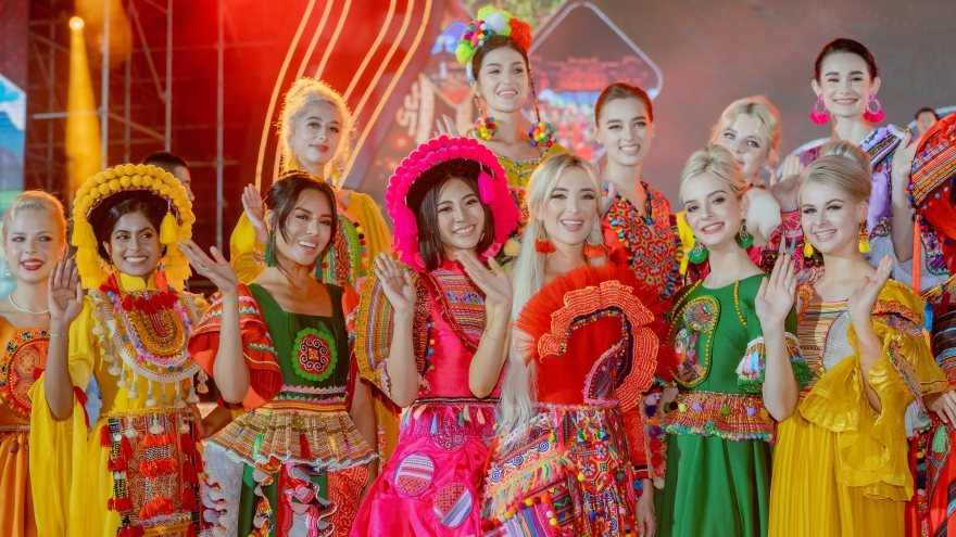 Miss Tourism World contestants eager for brocade costumes in Vietnam
